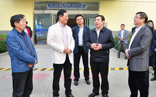 滁州市委副書記許繼偉(右二)在天長市委副書記、市長朱大綱(右一)及天長市委副書記賀家平(左一) 滁州市委副書記許繼偉(右二)在天長市委副書記、市長朱大綱(右一)及天長市委副書記賀家平(左一)